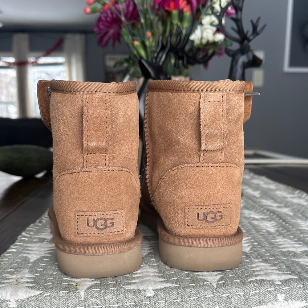 UGG Classic Mini Bailey Zip Boots 8 - Picture 3 of 5